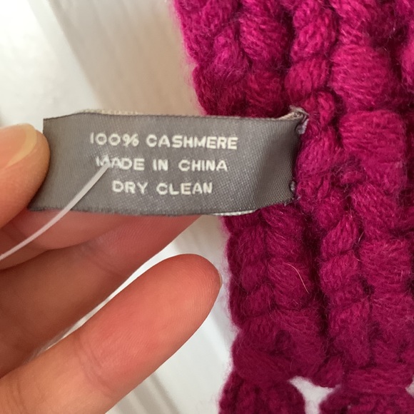 Ann Taylor Magenta 100% Cashmere Crochet Fringe Scarf New With Tag - Picture 7 of 8